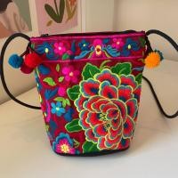 ราคา กระเป๋าชาวเขา กระเป๋าผ้าปัก กระเป๋าพื้นเมือง กระเป๋าสะพาย ทรงสี่เหลี่ยม ลายดอก สีสันสดใส ไม่ซ้ำแบบ (16282829047)