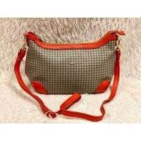 ราคา กระเป๋าหนัง มือสอง แบรนด์ ELEGANCE สภาพยังใหม่ มีช่องใส่ของช่องใหญ่ 1 ช่อง ภายในสะอาด กระเป๋าทำด้วยวัสดุหนังแคนวาส มีขนาดฐานกว้าง 4 นิ้วยาว 9 นิ้วศูนย์ 7 นิ้ว (22281071178)