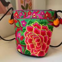 ราคา กระเป๋าชาวเขา กระเป๋าผ้าปัก กระเป๋าพื้นเมือง กระเป๋าสะพาย ทรงสี่เหลี่ยม ลายดอก สีสันสดใส ไม่ซ้ำแบบ (17277733843)