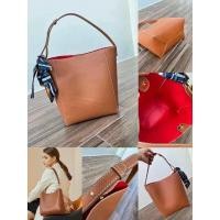 ราคา Estee สวยเลยใบนี้ ใช้ได้ทุกโอกาส เดินเล่น ช้อปปิ้ง ไปทำงาน ด้านในซับหนังสีแดง สวยเรียบหรู แถมผ้าผูกกระเป๋าคละลายด้วย สูง 28 ซม ก้นกระเป๋า 22x14 ซม (21738816646)