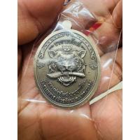 ราคา แท้ถูกสุด เหรียญหลวงพ่อพัฒน์ ราชาพยัคฆ์ เนื้ออัลปาก้าซาติน ลงยาจีวร ตอกพิเศษ ตอกหัวเสือ สร้างน้อยกล่องเดิมอุปถัมถ์สีฟ้าครบ มี2 เหรียญ ประกันแท้ (22678686730)