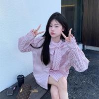 ราคา groove grace เสื้อลายทางสีชมพูผูกโบว์ เสื้อเชิ้ตผู้หญิงพาดไหล่ผูกโบว์ เสื้อแขนยาวสีชมพู ผ้าฝ้ายมีความนุ่มสบาย W440 (22506166146)