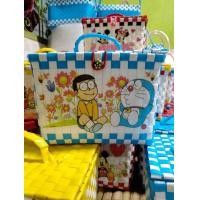 ราคา กระเป๋าสานพลาสติกลายโดเรม่อนแบบฝาปิดขนาด15 19 16 (8555311321)