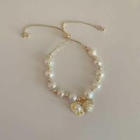ราคา Shellandgold สร้อยข้อมือมุกน้ำจืดแท้ แบบรูดปรับระดับ มาพร้อมจี้เปลือกหอยตลับ และ จี้ปลาดาว มีให้เลือก 2 สี (22053409005)