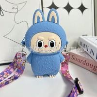 ราคา AMILA กระเป๋าเด็กลาบูบู้ เป้ลาบูบู้ กระเป๋าซิลิโคนตุ๊กตาหุ้มขวด Labubu กระเป๋าซิลิโคนลายลาบูบู้ กระเป๋าสะพายสำหรับเด็ก มีสายสะพาย (22207228243)