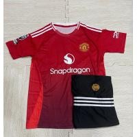 ราคา ชุดฟุตบอล แมนยู รุ่นใหม่ล่าสุด 2024 25 เนื้อผ้าดี ใส่สบาย เสื้อพร้อมกางเกง (22770238125)