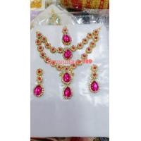 ราคา ชุดสร้อยคอพร้อมต่างหูงานอินเดีย สวยงาม สวยโดดเด่น ใส่ได้กับชุดหลายแบบหลายสไตล์ใส่กับชุดส่าหรีอินเดีย มีจี้หน้าผากครบชุดแบบอินเดีย ราคาไม่แรง (21390489322)