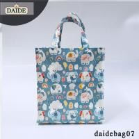 ราคา Daide กระเป๋าเคลือบPVC กว้าง 11นิ้ว สูง 12 5นิ้ว หนา 5นิ้ว ทรงตั้ง ใส่กระดาษA4ได้พอดี มีฐานรองแข็ง กระเป๋าผ้าเคลือบ ถุงช้อปปิ้ง กระเป๋าถือ กระเป๋ากันน้ำ (21921778460)