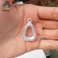 ราคา กรอบพระ กรอบพระเงินผสม ใส่ปิดตาทรงน้ำเต้าเล็ก กว้าง1 4 สูง2 0ซม ขนาดจอกระจก (21390979907)