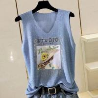 ราคา ANGELCITY เสื้อกล้ามคอวีผ้าไหมพรมวิ้งๆ ปักสกรีลายคนใส่หมวกลายดอกไม้ ผ้านิ่มใส่เย็นสบาย ยืดได้เยอะมากกก สาวอวบใส่ได้ (21794292861)