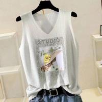 ราคา ANGELCITY เสื้อกล้ามคอวีผ้าไหมพรมวิ้งๆ ปักสกรีลายคนใส่หมวกลายดอกไม้ ผ้านิ่มใส่เย็นสบาย ยืดได้เยอะมากกก สาวอวบใส่ได้ (21794292859)