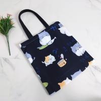 ราคา กระเป๋าสะพาย กระเป๋าผ้าสะพาย กระเป๋า totebag ผ้าไหมอิตาลี นุ่ม ลื่น ลายน้องแมวน่ารักๆ พร้อมส่ง (21053298789)
