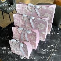 ราคา 1ใบ ถุงกระดาษ BEST WISHES โทนสีชมพูกะปิ หูหิ้วแยก ริบบิ้นกรอสเกรนสีเงิน เทา (22616358757)