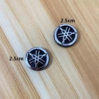 ราคา จัดส่งฟรี 2 ชิ้น ล็อต 3D เรซิ่นสัญลักษณ์สำหรับ Yamaha โลโก้ LC135 y15zr R25 mt09 125zr (19912340323)