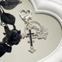 ราคา earika earrings midnight angel cross keychain พวงกุญแจไม้กางเขนสีดำและผีเสื้อ (22825678133)