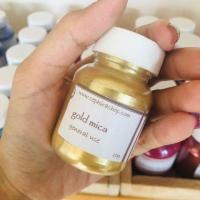 ราคา สีไมก้า สีทองอ่อน Gold Mica Color Cosmetic grade เกรดเครื่องสำอาง สีทำสบู่ สีทำลิป สีใส่เจล สเปรย์แอลกอฮอล์ ทำเรซิ่น ทำเทียน ขนาด 10g (9584152230)