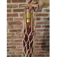 ราคา ชะลอมเชือกกล้วย ที่ใส่ขวดไวน์ ขวดน้ำผึ้ง สานด้วยเชือกกล้วย สำหรับ หิ้ว ใส่แก้วเยติได้ ชะลอมเล็กแก้วกาแฟ ใส่ของฝากได้ (21652996224)