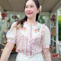 ราคา ALITTA CARESS AC818 เสื้อผ้าผู้หญิงสีครีมลายสีชมพู เสื้อคอจีบปักลายดอกไม้สไตล์คุณหนู เสื้อเเขนตุ๊กตาปักฉลุ (22686460867)