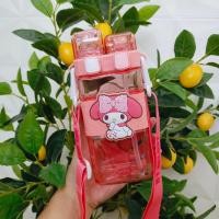 ราคา กระบอกน้ำเด็ก กระติกน้ำทรงสี่เหลี่ยมลายการ์ตูนสุดน่ารัก หลอดเด้ง พร้อมสายสะพาย ขนาด 520 mL 6030 (22222036623)