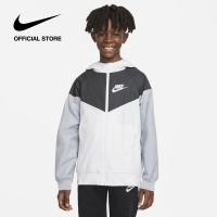 ราคา Nike Boys Widerunner Loose Hip Length Jacket White ไนกี้ เสื้อแจ็กเก็ตเด็กชาย Widerunner Loose Hip Length สีขาว (22157501100)