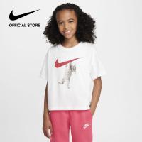 ราคา Nike Girls Nsw Boxy Hang In There Tee White ไนกี้ เสื้อยืดเด็กหญิง Nsw Boxy Hang In There สีขาว (22157479207)