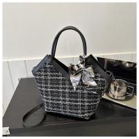 ราคา กระเป๋าสะพายข้างผู้หญิงแฟชั่นกระเป๋าถือดีไซรืแบบเกาหลีแถมผ้าทวิตผูกกระเป๋าJ70 (22602820443)