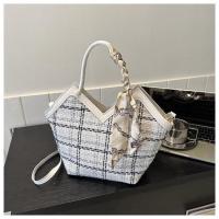 ราคา กระเป๋าสะพายข้างผู้หญิงแฟชั่นกระเป๋าถือดีไซรืแบบเกาหลีแถมผ้าทวิตผูกกระเป๋าJ70 (22602820444)