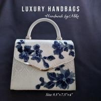 ราคา งานตกแต่งพิเศษ กระเป๋าถือผ้าไทยทอลายไทยสีขาวและสีครีม ตกแต่งด้วยลูกไม้ดอกไม้วินเทจ (22093308081)