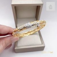ราคา กำไลข้อมือทองฉลุลายดอกไม้ประดับเพชรและตัดเส้นสีทองขาว รอบวงในประมาณ18cm (21686555304)