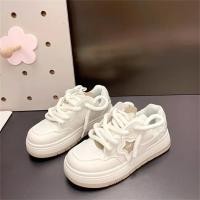 ราคา รองเท้าสีขาว2024มาใหม่ รองเท้าผ้าใบผู้หญิง การออกแบบเฉพาะกลุ่ม รงตัวสบาย ins พื้นหนา รองเท้าน่ารักๆสไตล์เกาหลี ไซส์ 35 42 (21434669669)