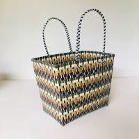 ราคา ตระกร้าสาน เส้นพลาสติกสาน ตระกร้าสานเส้นพลาสติก ตระกร้าจ่ายตลาด ตระกร้าใส่ผ้า ตระกร้าใส่ของ ตระกร้า ตระกร้าสาน กระทัดรัด กว้าง23 ยาว33สูง28 5 สายจับสูง 20CM วัดจากขอบปากตระกร้า (22847482183)