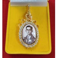 ราคา ล็อกเก็ต เข็มกลัด จี้ห้อยคอ พระบรมฉายาลักษณ์ ร 9 ในหลวงรัชกาลที่ 9 พร้อมกล่อง (22775187135)