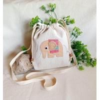 ราคา กระเป๋าผ้าสายสะพายช้างน้อยขนาดกว้าง7 นิ้วสุง8 นิ้วตัดเย็บด้วยผ้าฝ้ายดิบธรรมชาติด้านในมีช่องเล็กๆเพื่อแยกใส่ของสายเป็นสายผ้าดิบกว้าง15เซนยาว125เซน ติดช้างน้อยงานประดิษฐ์น่ารักค่ะ (21587329119)