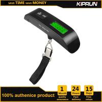 ราคา เครื่องชั่งกระเป๋าดิจิตอล KIPRUN เครื่องชั่งน้ำหนักอิเล็กทรอนิกส์แบบตาชั่งพกพาขนาดพกพา50กก 110LB หน้าจอแอลซีดี Lampu Belakang เครื่องตรวจจับอุณหภูมิฟังก์ชันด้ามจับยางเครื่องชั่งแบบแขวนกระเป๋าเดินทาง (
