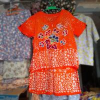 ราคา 11 Free Size ชุดคอกระเช้า มีแขน ลายดอก เสื้อคนแก่ เสื้อ กางเกง ผ้าcotton มีกระเป๋าสองข้างทั้งสองด้าน ขนาด อก 46 ยาว 46 กางเกงขา 7ส่วน เอว 24 36 ยาว 50 (22520528512)