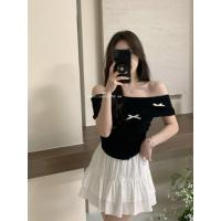 ราคา YIYI SHOP เสื้อปาดไหล่ แต่งโบว์ น่ารัก เอวจั๊ม สไตล์เกาหลี รุ่นE329 (22689096798)