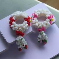 ราคา new arrivals พวงมาลัยมืออุบะสีขาวกลีบแดง และ ชมพูงานดินปั้น กว้าง 2 สูง 4 (22353155102)