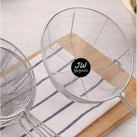 ราคา กระชอนสแตนเลส กระชอนกรองด้ามดำ กระชอนก้นลึก ขนาด16ซม (22661943812)