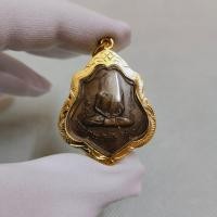 ราคา จี้พระ หลวงพ่อกวย ชุตินธโร หลังหนุมานเชิญธง วัดโฆษิตาราม จ ชัยนาท ปี 2521 เลี่ยมกรอบอย่างดี พร้อมบูชา มีบริการส่งฟรี (16762956510)