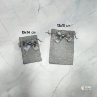 ราคา ถุงผ้าใส่ของชำร่วย ถุงผ้าผูกโบว์ ผ้ากระสอบ ขนาด 10 x 14 cm และ 13x18 cm ใส่ของที่ระลึก ของขวัญ (22067641233)