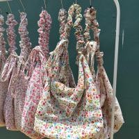 ราคา กระเป๋าผ้ามีซิป ปรับสายได้ ลายดอกไม้ มีช่องซิปด้านใน (21725514461)