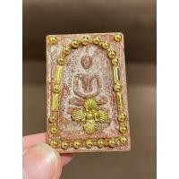 ราคา สมเด็จพิมพ์ประทาน ประดับซุ้มเม็ดทองเหลือง หลังเบญจภาคี ร 4 เนื้อชานหมากตะไบทอง (22617885716)