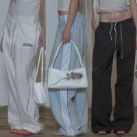 ราคา Sculpt nylon pants 430 ปังมากก กางเกงวอร์มผ้าไนล่อน เอวรูดเชือก ด้านหลังสม็อคยางยืด ดีเทลปักลายแบรนด์ดังเกาหลี ฮิตสุดๆ แต่งแถบข้าง ปลายขาตรง ทรงปล่อย งานสวย ใส่สบาย มีกระเป๋า2ข้าง (22703695693)