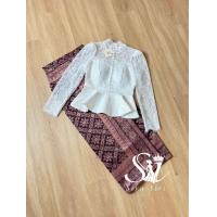 ราคา ชุดไทย Sira Siri เสื้อลูกไม้แขนยาว แต่งกระดุมหน้าสวยหรู ชายระบาย มาพร้อมกับผ้าถุงทอลายสวยๆ ใส่ออกมาสง่างามมากจ้า (21378779304)