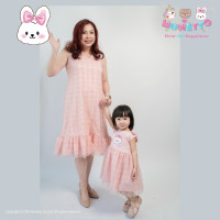 ราคา Monetto Mom Kids Rabbit Sweet Flower Dress เดรสแม่ลูก เนเน่ แขนกุด ผ้าลูกไม้ลายดอกกุหลาบ (22682843335)
