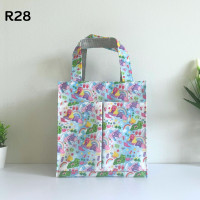 ราคา กระเป๋าผ้าเคลือบกันน้ำ กระเป๋าเคลือบพลาสติก รุ่น R ใส่กล่องข้าว หรือของใช้ส่วนตัวหิ้วไปนอกบ้านได้ (22277593200)