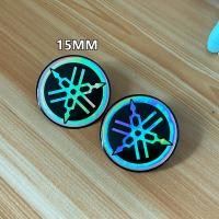 ราคา จัดส่งฟรี 2 ชิ้น ล็อต 3D เรซิ่นสัญลักษณ์สำหรับ Yamaha โลโก้ LC135 y15zr R25 mt09 125zr (22877695000)