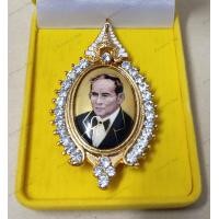 ราคา เข็มกลัด พระบรมฉายาลักษณ์ ในหลวง ร 9 พร้อมกล่อง (15405373684)