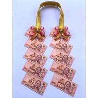 ราคา พวงมาลัยใส่ธนบัตร แบบเฉียง10 ซอง แบบพิเศษสายคล้องคอดิ้นทองเส้นใหญ่ โบว์เป็นโบว์สองชั้น ประดับด้วยพลอยตรงกลางทำให้ดูโดดเด่นไม่เหมือนใคร (22191204038)