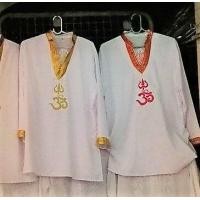 ราคา เสื้อแขนยาวสีขาว สีแดงพร้อมสัญลักษณ์โอม ด้านหน้าและด้านหลัง ผ้าฝ้ายนุ่มพริ้ว ขนาดฟรีไซส์ หน้าอก 46 นิ้ว (15226280874)